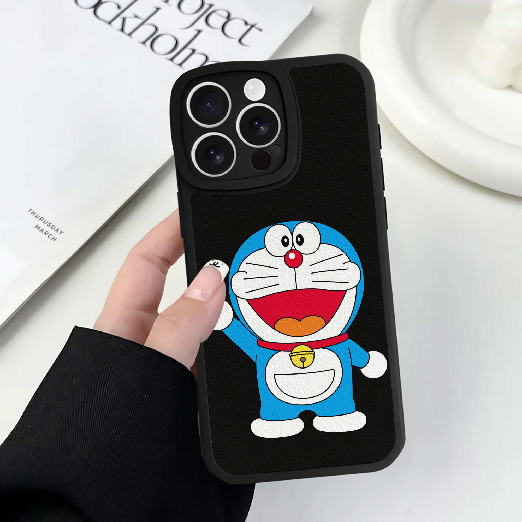 （画像用） ドラえもん Doraemon 【iPhone 16シリーズ対応】シリコンスマホケース（レザー調） 材質：シリコン